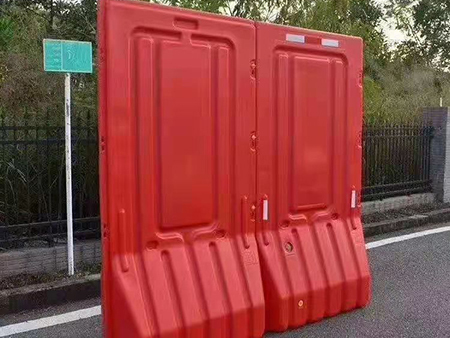 门板水马